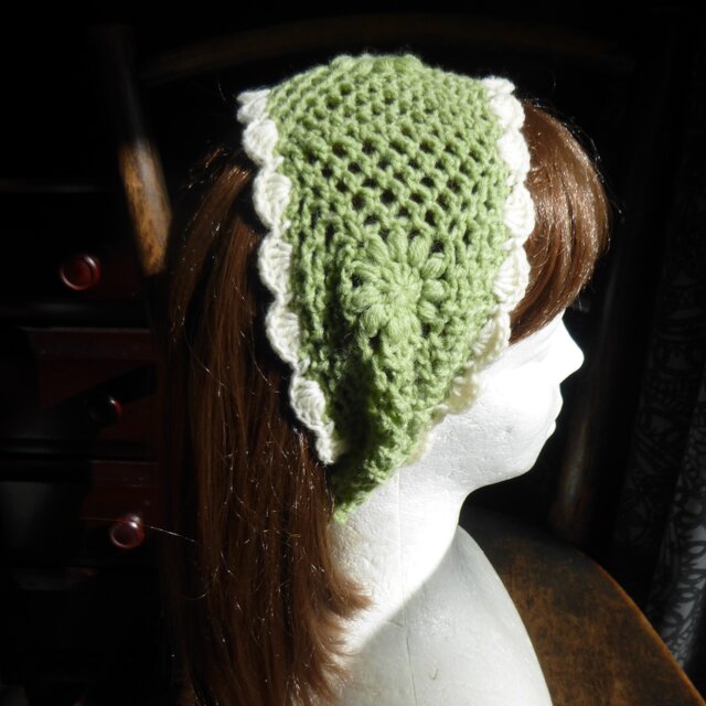 若草色のモチーフ編みのヘアバンド