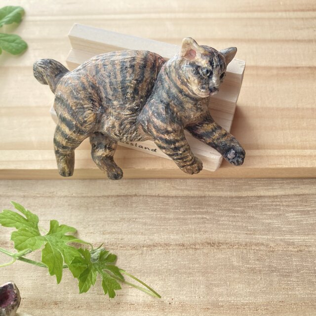 木彫りの寝・飯猫のブローチ（キジトラ猫） | iichi 日々の暮らしを