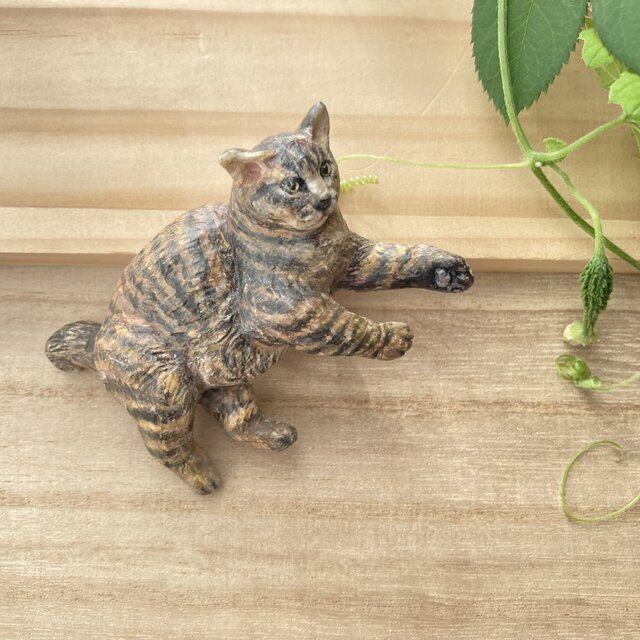 木彫りの寝・飯猫のブローチ（キジトラ猫）