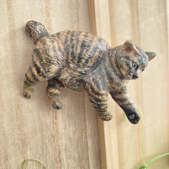木彫りの寝・飯猫のブローチ（キジトラ猫） | iichi 日々の暮らしを