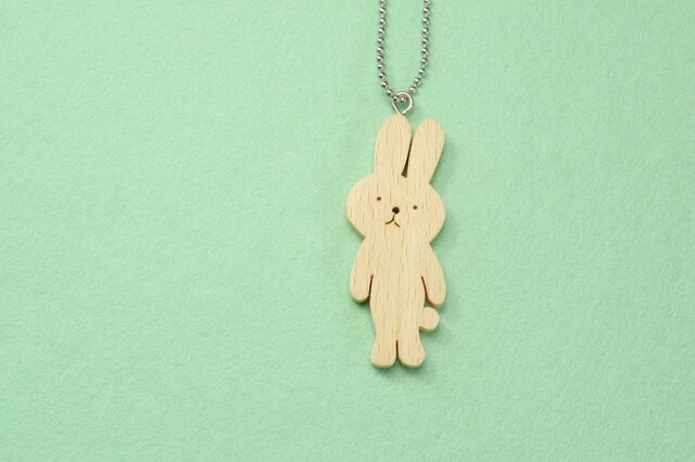 うさぎ 木のキーホルダーの画像1枚目