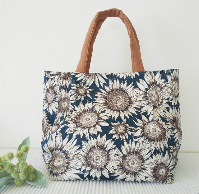 たっぷりマチ♡花柄トートbag | iichi 日々の暮らしを心地よくする