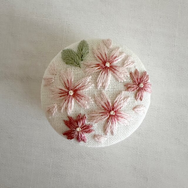 刺繍キット〉桜の刺繍ブローチ -丸- | iichi 日々の暮らしを心地よくするハンドメイドやアンティークのマーケットプレイス