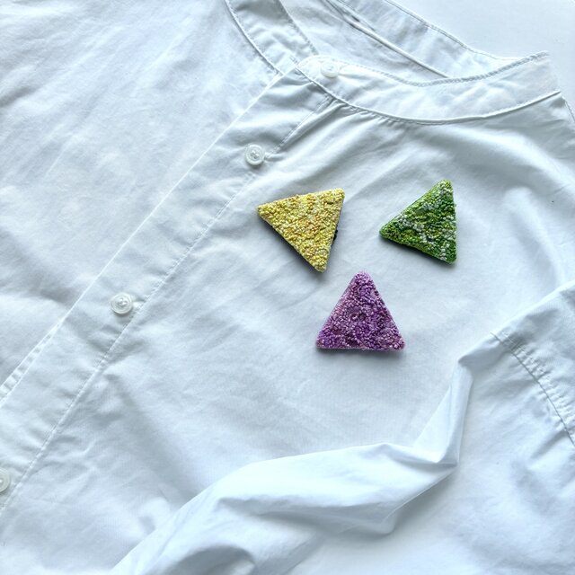 " 刺繍三角つぶつぶブローチ"  〜 春の３色〜