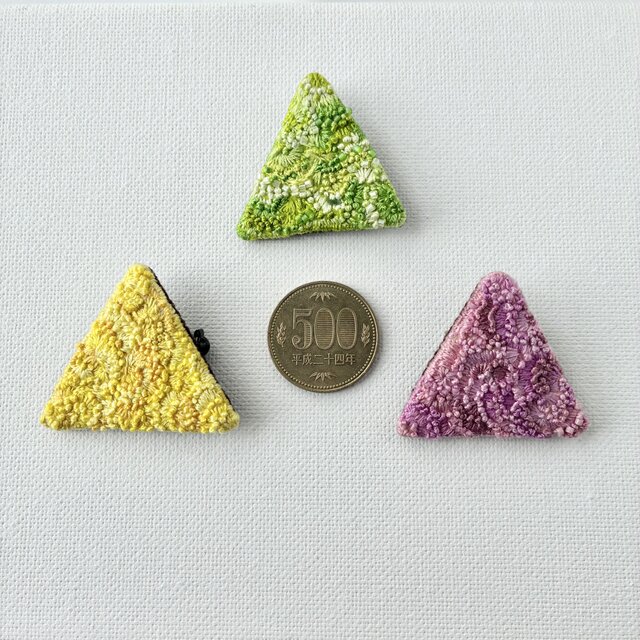 刺繍三角つぶつぶブローチ