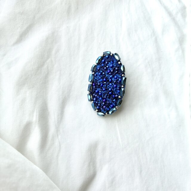宝石のようなブルーの刺繍オーバル型ブローチ | iichi 日々の暮らしを