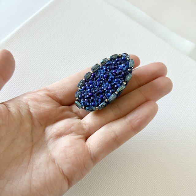 宝石のようなブルーの刺繍オーバル型ブローチ | iichi 日々の暮らしを