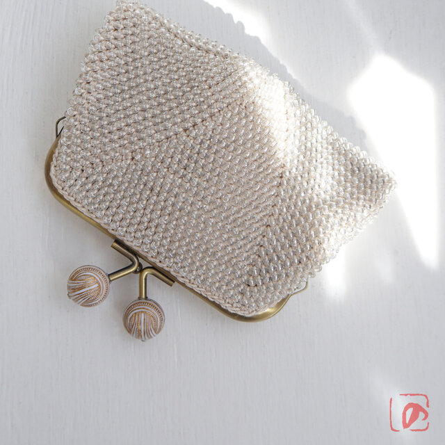 ばあば作、大きめ・総ガラスビーズのスクエアがま口（moira・2017）