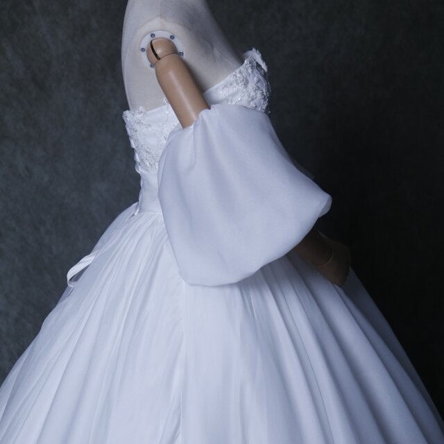 華やか ウェディングドレス オフホワイト 取り外し袖 3D立体レース刺繍 ロングトレーン 結婚式 | iichi  日々の暮らしを心地よくするハンドメイドやアンティークのマーケットプレイス