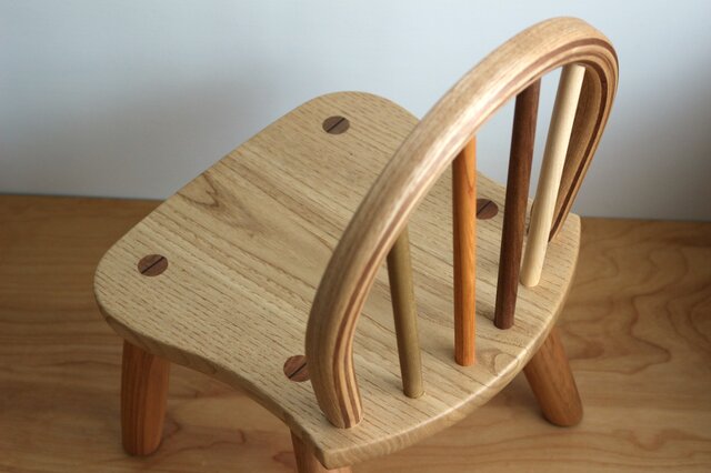 8種類の木でつくった子供椅子 | iichi 日々の暮らしを心地よくする