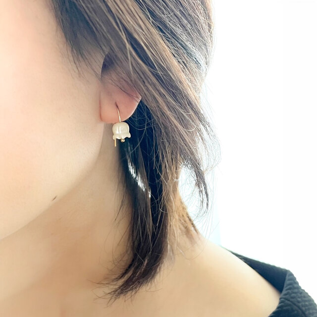 鈴蘭ボールフラワーピアス＊アプワイザーリッシェ、イエナ、NiziU、ダズリン ふんわり鈴蘭のピアス｜白蝶貝 × 14kgf｜すずらん 花モチーフ フラワー