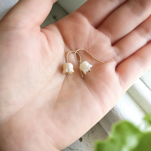 ふんわり鈴蘭のピアス｜白蝶貝 × 14kgf｜すずらん 花モチーフ フラワー