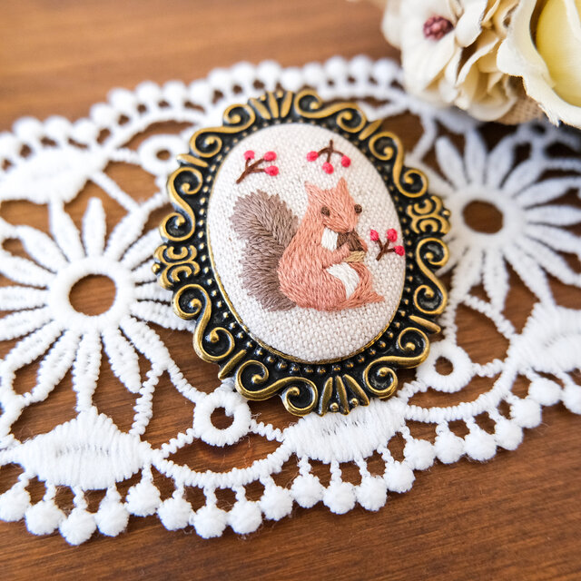 森の仲間たちのブローチ(リス) ＊刺繍 | iichi 日々の暮らしを心地よく