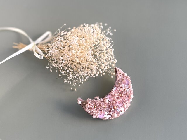 桜moonビーズ刺繍ブローチ | iichi 日々の暮らしを心地よくする