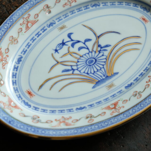 餃子を乗せたくなる◇見込みに青花。中国景徳鎮 蛍焼赤絵金彩