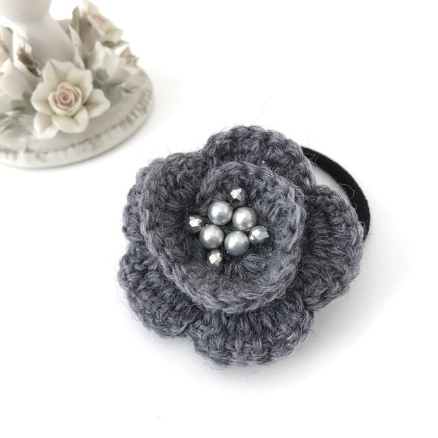 毛糸編み ヘアゴム フラワー　グレー 灰色 かぎ針編み 花