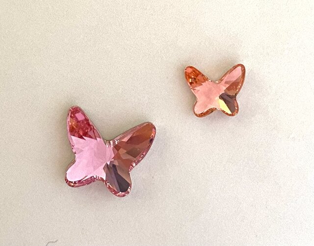 スワロフスキー 二羽の蝶 ピンク系2色 幸運の 小さめ ピンブローチ