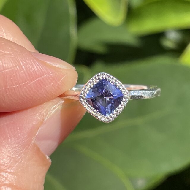 タンザナイト 2段ミル SQクッションカット 0.8ct シルバーSV925
