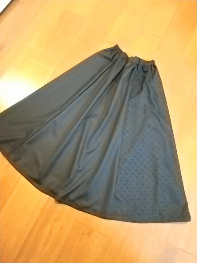 上質ブラックウールにドットチュールの4枚はぎスカート