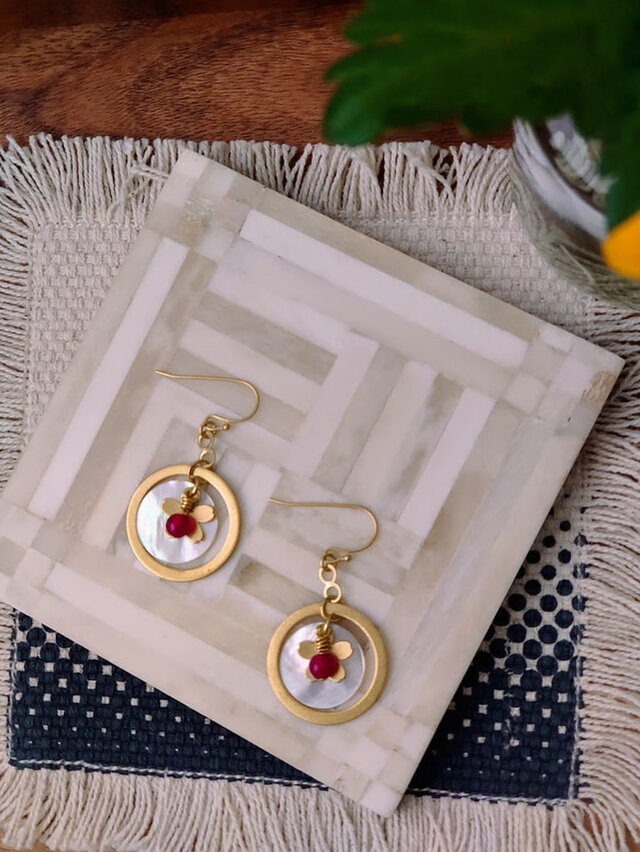 桜と白蝶貝・ピアス