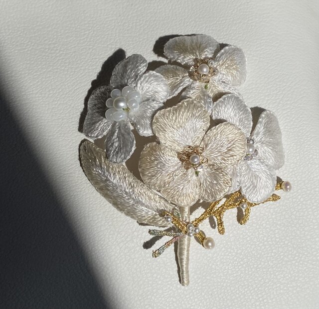 絹糸刺繍 白いお花の小さな花束ブローチ | iichi 日々の暮らしを 