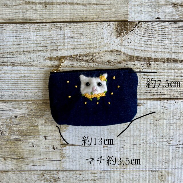 手刺繍ミモザと白猫ちゃんの手のひらサイズポーチ デニム コットン