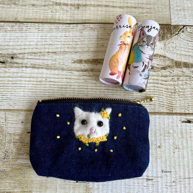 手刺繍ミモザと白猫ちゃんの手のひらサイズポーチ デニム