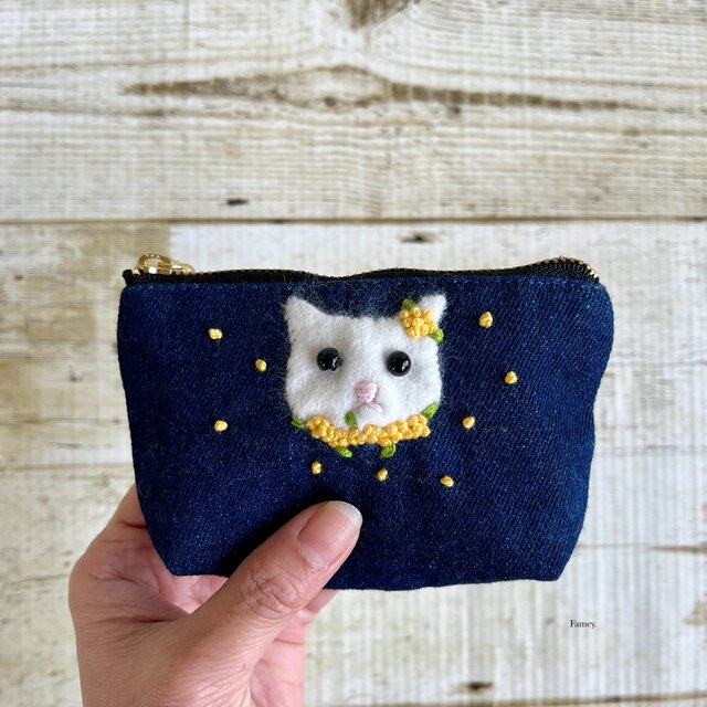 手刺繍ミモザと白猫ちゃんの手のひらサイズポーチ デニム