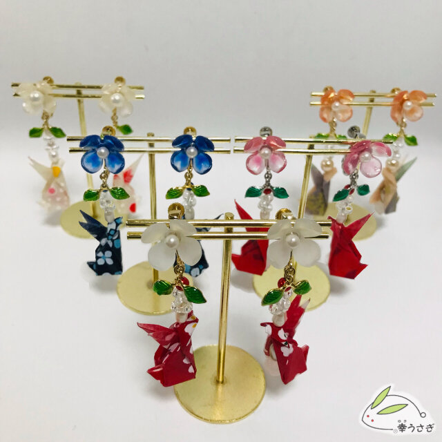 折り紙うさぎのフラワーイヤリング（天然石・染色淡水パール使用）