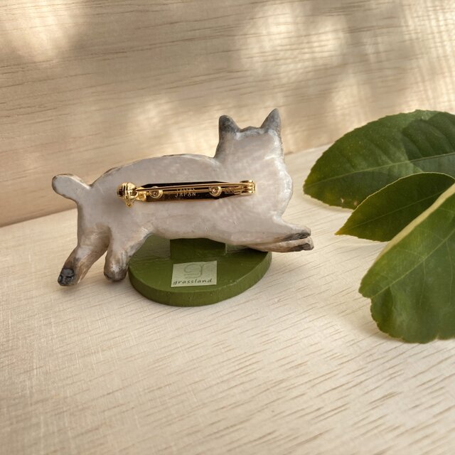 猫 ブローチ 木製 レトロ - アクセサリー