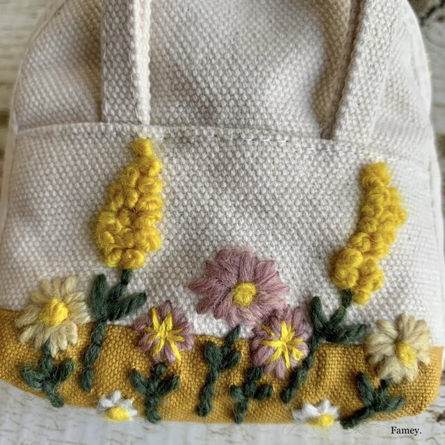 大人かわいい春のお花の手のひらサイズポーチ ミモザ 手刺繍