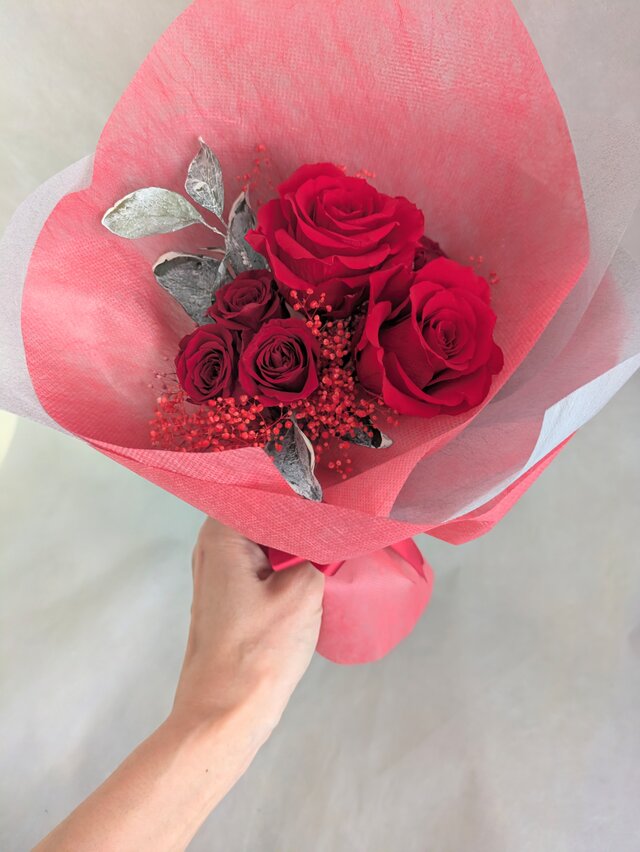 プリザーブドフラワー大輪の赤い薔薇とミニ薔薇とかすみ草のふんわり