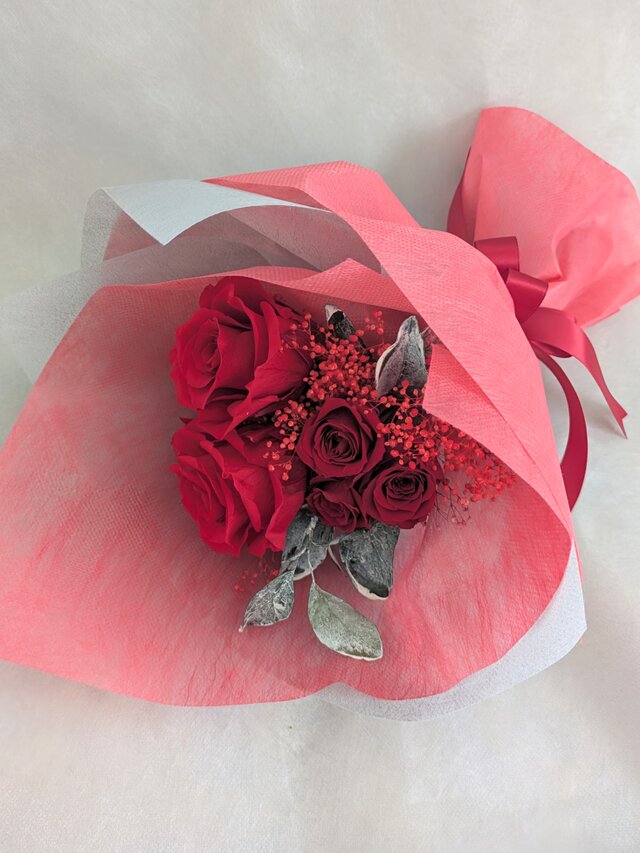 プリザーブドフラワー大輪の赤い薔薇とミニ薔薇とかすみ草のふんわり