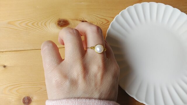 パールリング　指輪　淡水真珠　ダブルパール　ハンドメイド　ワイヤーリング　新品 淡水パールとチェコパールのダブルパールデザインフリーワイヤー