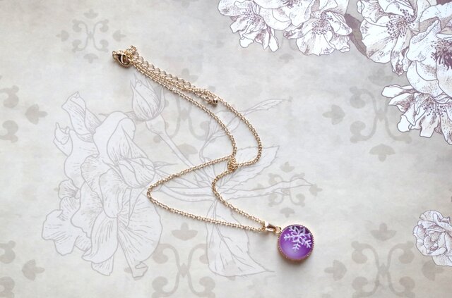 レジンアート 雪の結晶のラウンドペンダント〈紫〉 | iichi 日々の