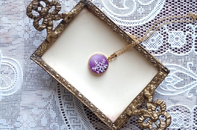 レジンアート 雪の結晶のラウンドペンダント〈紫〉 | iichi 日々の