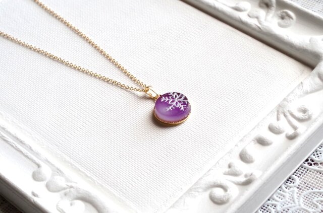 レジンアート 雪の結晶のラウンドペンダント〈紫〉 | iichi 日々