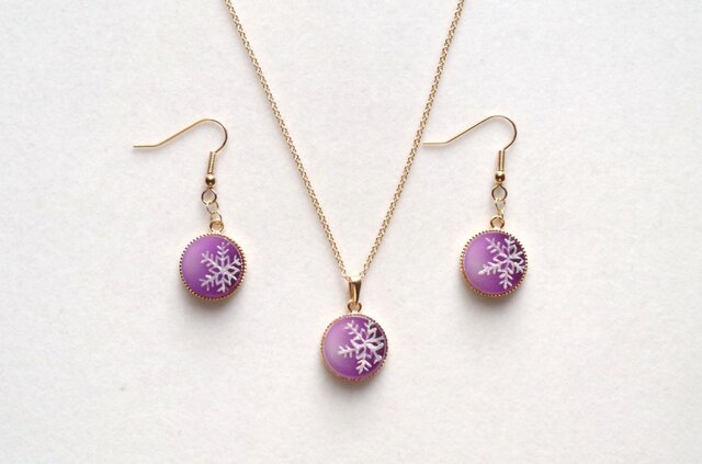 レジンアート 雪の結晶のラウンドペンダント〈紫〉 | iichi 日々