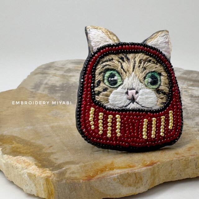 送料無料　だるま×猫のビーズ刺繍ブローチ　キジ白　　～リュネビル刺繍～