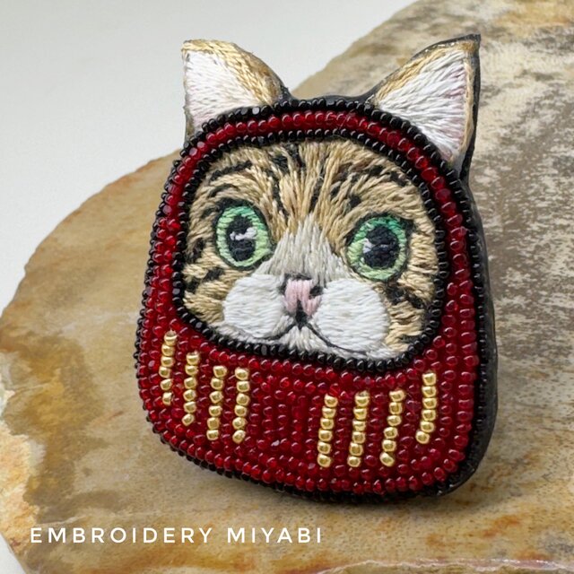 送料無料 だるま×猫のビーズ刺繍ブローチ キジ白 ～リュネビル刺繍