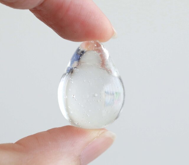 「蒼翠の雫 — 手吹きガラスアート（スモールサイズ）」 ガラスの雫の小さなオブジェ 「泡の雫」 | iichi 日々の暮らしを