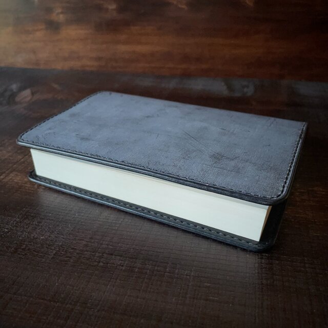 《文庫本サイズ／バイカラー》レザーブックカバー（Nero／ブラック）