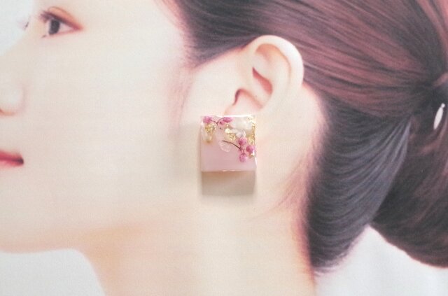 レジンアート アシンメトリーのスクエアピアス〈ピンク〉 | iichi 日々