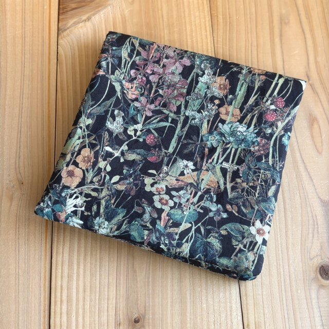 リバティ　スナップ付　ハンカチみたいなサニタリーポーチ＜Wild Flowers＞(ワイルドフラワーズ)ブラック