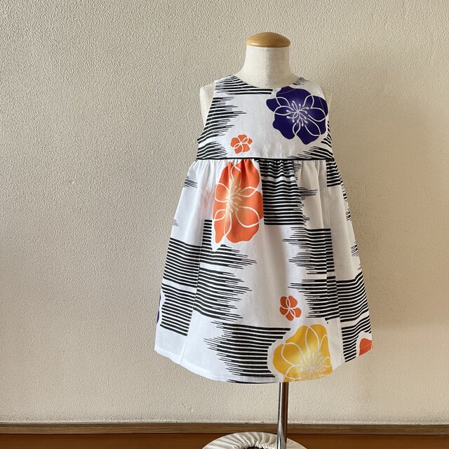 【100サイズのみ】子供　浴衣地ひかえめフレアーワンピース　源氏物語花と黒ライン（白地）　100サイズ