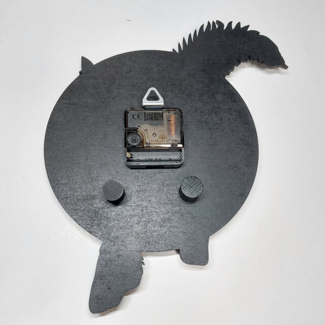【名入れ】 猫　長毛種 黒　はみ出し壁掛け時計 静音　ハンドメイド ラッピング無料】名入れ・文字入れ ネコちゃん はみ出し壁掛け時計