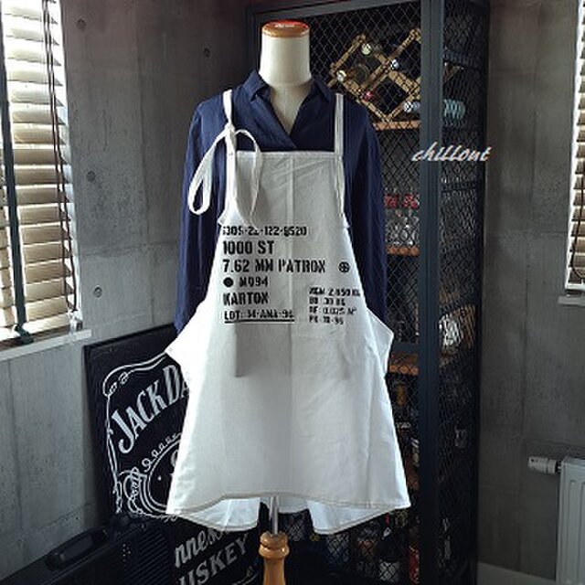 【背中がかわいい】エプロンドレス：ホワイト×ステンシル【0593】