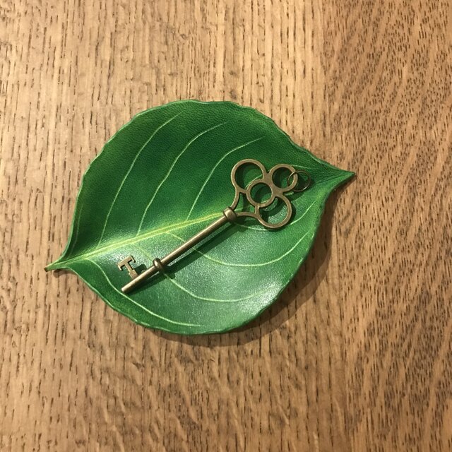 本革 葉っぱ ヤマボウシ ミニ レザートレイ | iichi 日々の暮らしを