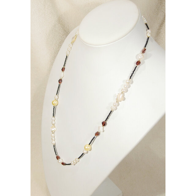 本真珠（淡水パール）とガーネット、貝パーツ、ブラックスピネルの