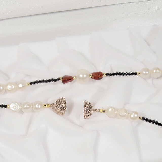 本真珠（淡水パール）とガーネット、貝パーツ、ブラックスピネルの